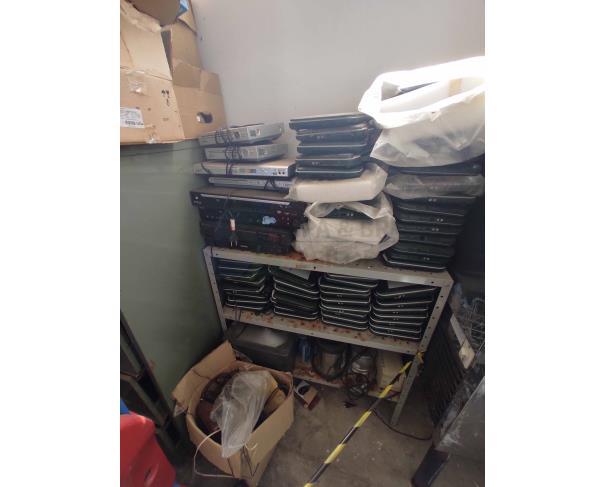 Foto de Sucatas de eletrônicos e arquivos de aço