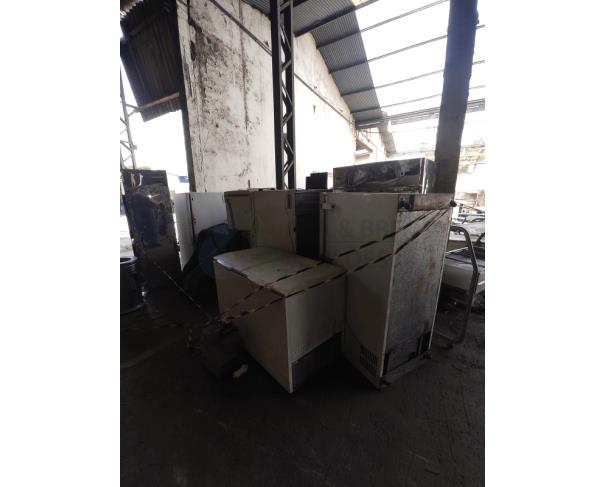 Foto de Armários em aço, panelas de pressão industriais, fogões industriais, buffets aquecidos em inox, etc.