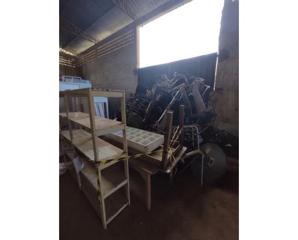Foto de LOTE DE CADEIRAS DIVERSAS, MÓVEIS DE MADEIRA E MOBILIÁRIO VARIADO PARA REAPROVEITAMENTO