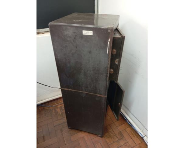 Foto de COFRE DE GRANDE PORTE – ROBUSTO E BEM CONSERVADO