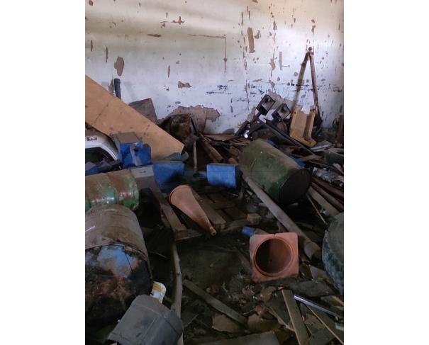 Foto de Sucatas diversas, incluindo tambores, placas, sanitário, vãos, tubos, grades, holofote, entre outros.