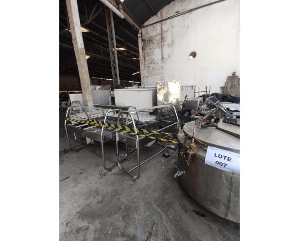 Foto de Armários em aço, panelas de pressão industriais, fogões industriais, buffets aquecidos em inox, etc.