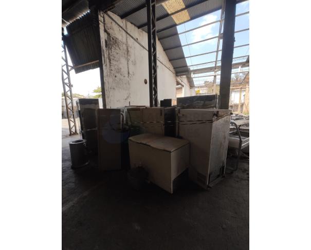 Foto de Armários em aço, panelas de pressão industriais, fogões industriais, buffets aquecidos em inox, etc.