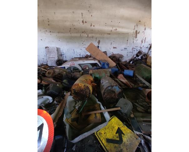 Foto de Sucatas diversas, incluindo tambores, placas, sanitário, vãos, tubos, grades, holofote, entre outros.