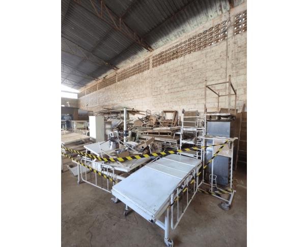 Foto de LOTE DE MACAS, CRISTALEIRA DE MEDICAMENTOS, BALANÇA ANTROPOMÉTRICA, CAMA HOSPITALAR, FOCO E EQUIPAMENTOS DIVERSOS