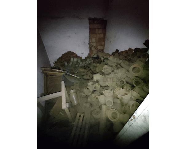 Foto de Sucatas diversas de informática, carteiras escolares, entre outros.