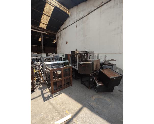 Foto de Armários em aço, panelas de pressão industriais, fogões industriais, buffets aquecidos em inox, etc.