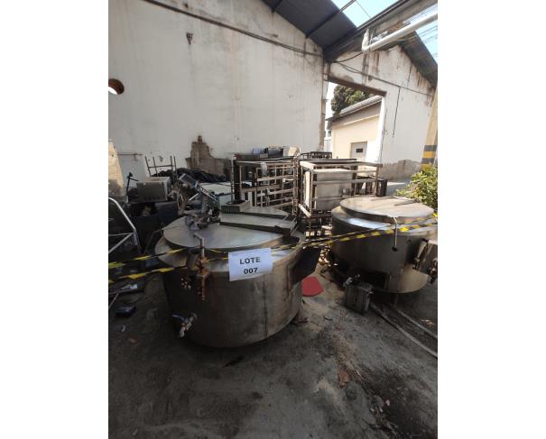 Foto de Armários em aço, panelas de pressão industriais, fogões industriais, buffets aquecidos em inox, etc.