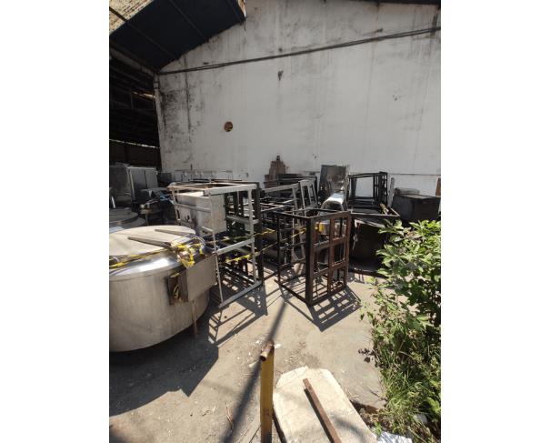 Foto de Armários em aço, panelas de pressão industriais, fogões industriais, buffets aquecidos em inox, etc.