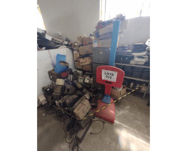 Foto de Sucatas de eletrônicos e arquivos de aço