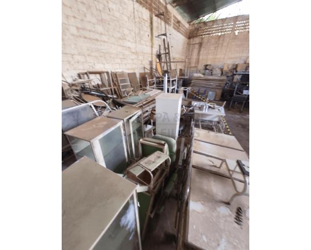 Foto de LOTE DE MACAS, CRISTALEIRA DE MEDICAMENTOS, BALANÇA ANTROPOMÉTRICA, CAMA HOSPITALAR, FOCO E EQUIPAMENTOS DIVERSOS