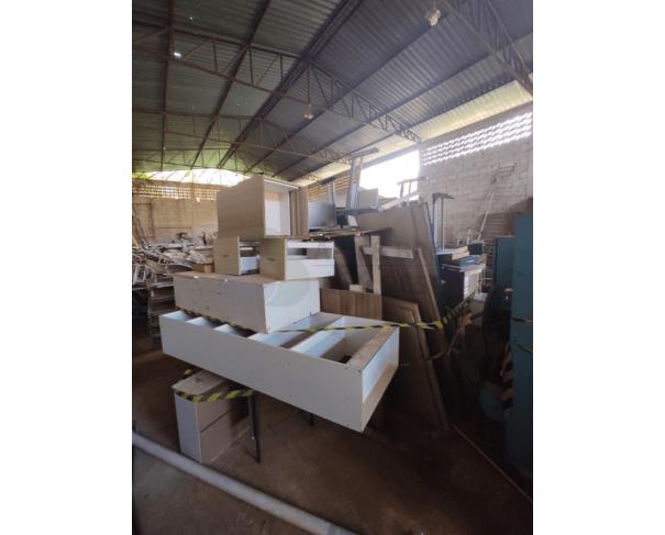 Foto de LOTE DE MESAS DE ESCRITÓRIO DIVERSAS – MOBILIÁRIO CORPORATIVO E ADMINISTRATIVO