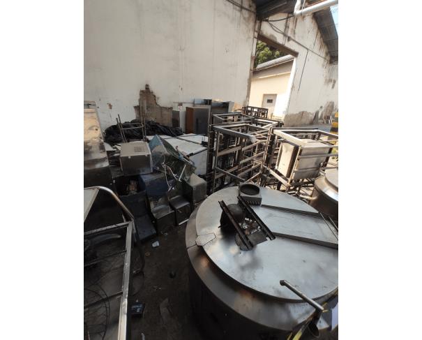 Foto de Armários em aço, panelas de pressão industriais, fogões industriais, buffets aquecidos em inox, etc.