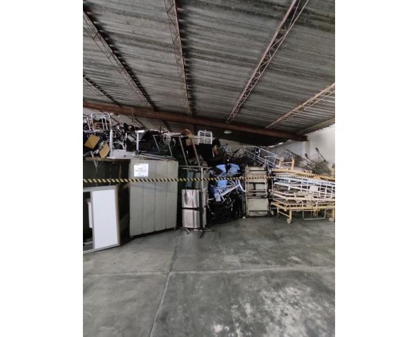 Foto de Armários e arquivos em aço, camas hospitalares, carrinhos de supermercado, etc.