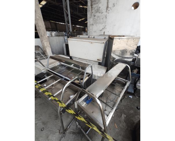 Foto de Armários em aço, panelas de pressão industriais, fogões industriais, buffets aquecidos em inox, etc.