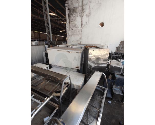 Foto de Armários em aço, panelas de pressão industriais, fogões industriais, buffets aquecidos em inox, etc.