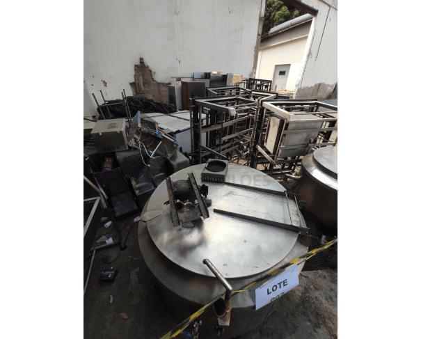 Foto de Armários em aço, panelas de pressão industriais, fogões industriais, buffets aquecidos em inox, etc.