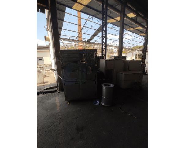 Foto de Armários em aço, panelas de pressão industriais, fogões industriais, buffets aquecidos em inox, etc.