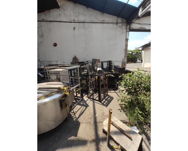 Foto de Armários em aço, panelas de pressão industriais, fogões industriais, buffets aquecidos em inox, etc.