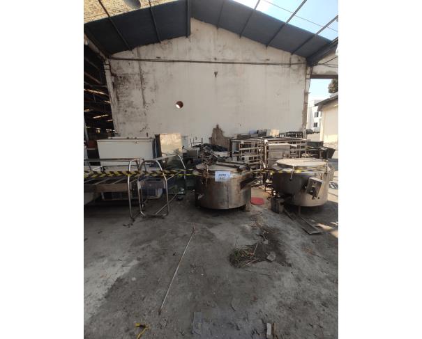 Foto de Armários em aço, panelas de pressão industriais, fogões industriais, buffets aquecidos em inox, etc.