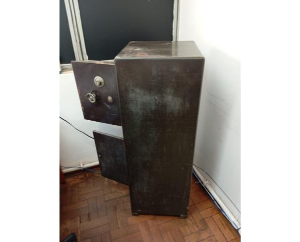 Foto de COFRE DE GRANDE PORTE – ROBUSTO E BEM CONSERVADO