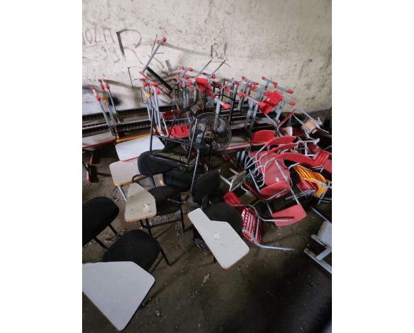 Foto de Sucata diversas de carteiras escolares entre outros.