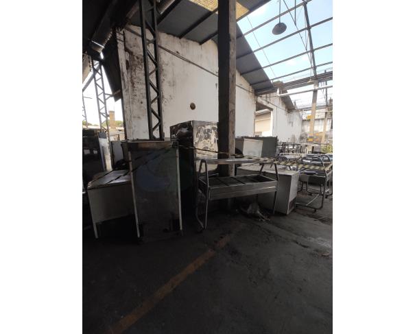 Foto de Armários em aço, panelas de pressão industriais, fogões industriais, buffets aquecidos em inox, etc.