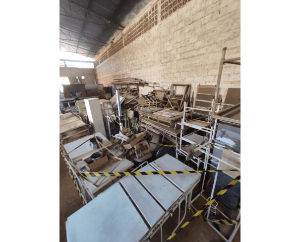 Foto de LOTE DE MACAS, CRISTALEIRA DE MEDICAMENTOS, BALANÇA ANTROPOMÉTRICA, CAMA HOSPITALAR, FOCO E EQUIPAMENTOS DIVERSOS