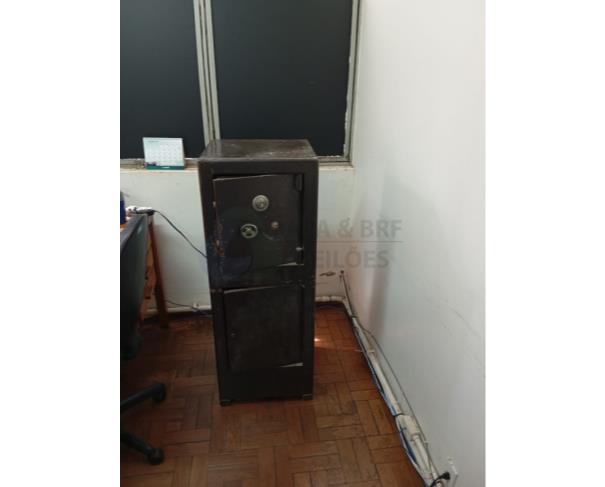 Foto de COFRE DE GRANDE PORTE – ROBUSTO E BEM CONSERVADO