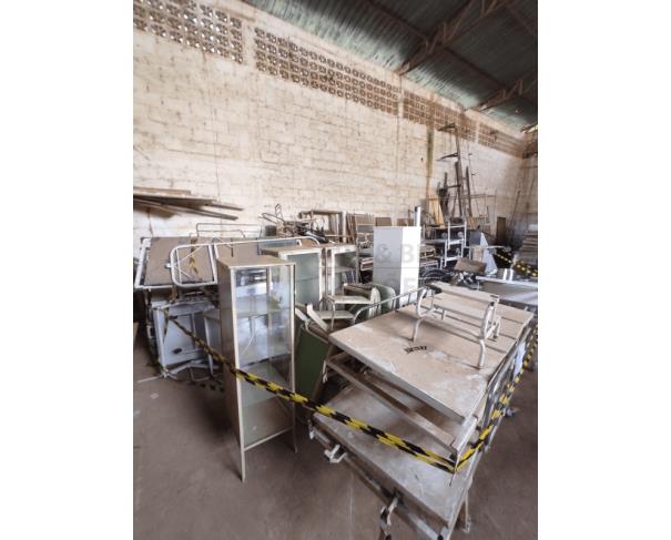 Foto de LOTE DE MACAS, CRISTALEIRA DE MEDICAMENTOS, BALANÇA ANTROPOMÉTRICA, CAMA HOSPITALAR, FOCO E EQUIPAMENTOS DIVERSOS