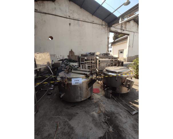 Foto de Armários em aço, panelas de pressão industriais, fogões industriais, buffets aquecidos em inox, etc.