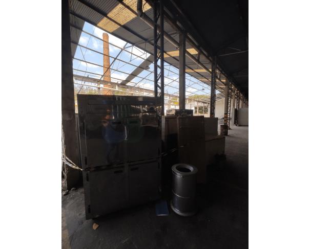 Foto de Armários em aço, panelas de pressão industriais, fogões industriais, buffets aquecidos em inox, etc.