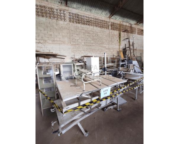 Foto de LOTE DE MACAS, CRISTALEIRA DE MEDICAMENTOS, BALANÇA ANTROPOMÉTRICA, CAMA HOSPITALAR, FOCO E EQUIPAMENTOS DIVERSOS