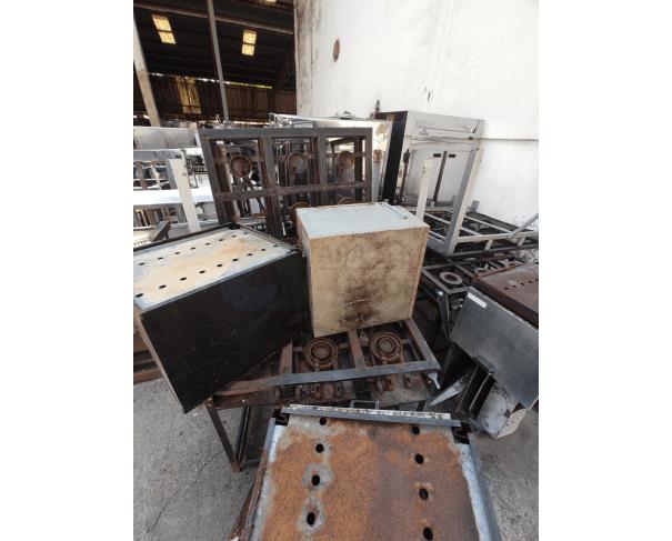 Foto de Armários em aço, panelas de pressão industriais, fogões industriais, buffets aquecidos em inox, etc.