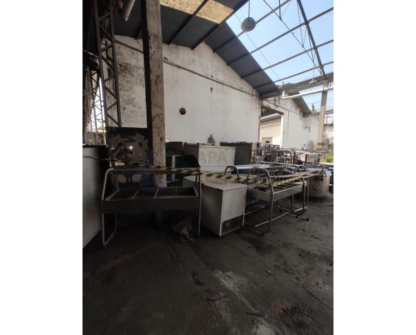 Foto de Armários em aço, panelas de pressão industriais, fogões industriais, buffets aquecidos em inox, etc.