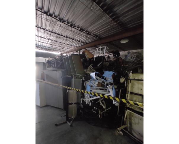 Foto de Armários e arquivos em aço, camas hospitalares, carrinhos de supermercado, etc.